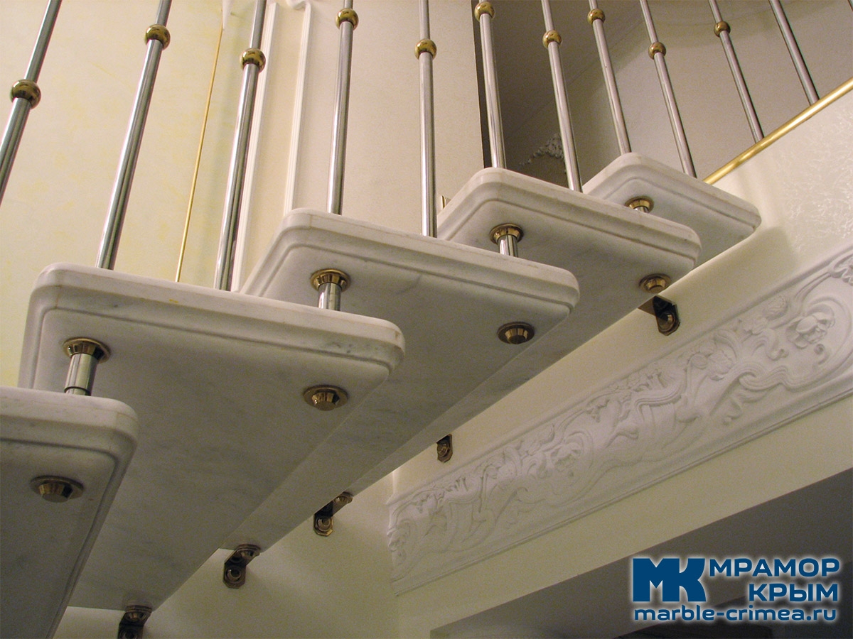 Мраморная лестница на больцах Мраморная лестница на больцах
