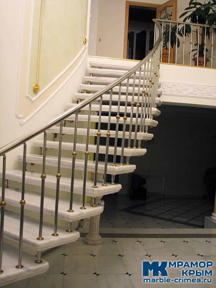 Мраморная лестница на больцах Мраморная лестница на больцах