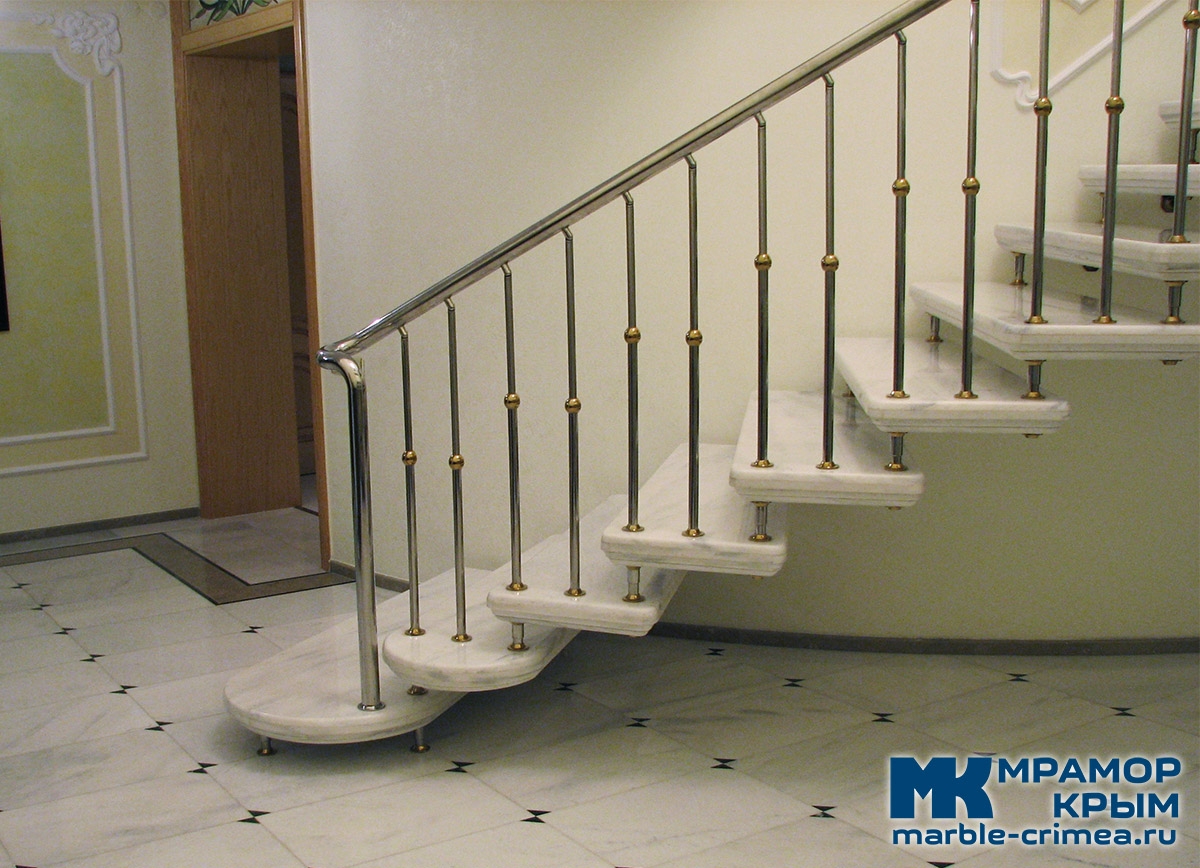 Мраморная лестница на больцах Мраморная лестница на больцах