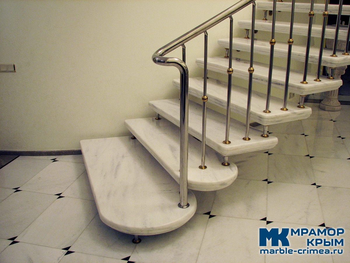 Мраморная лестница на больцах Мраморная лестница на больцах