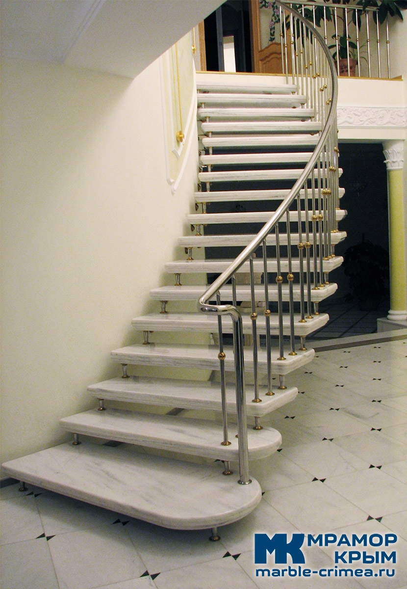 Мраморная лестница на больцах Мраморная лестница на больцах