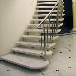 Мраморная лестница на больцах Мраморная лестница на больцах