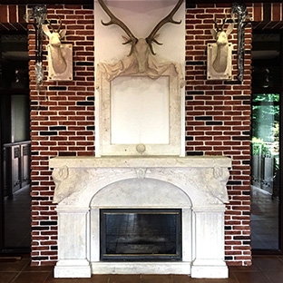 Портал для камина стиля модерн в охотничьем домике Портал для камина стиля модерн в охотничьем домике