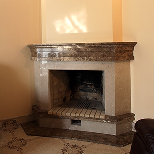 Угловой мраморный камин в Ялте Угловой мраморный камин в Ялте