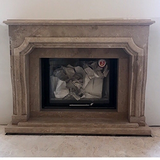 Камин в стиле прованс из травертина Камин в стиле прованс из травертина